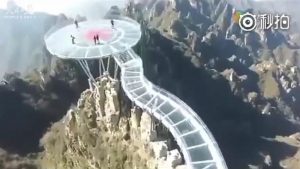 Incredibile , Un ponte di vetro lungo 460 metri